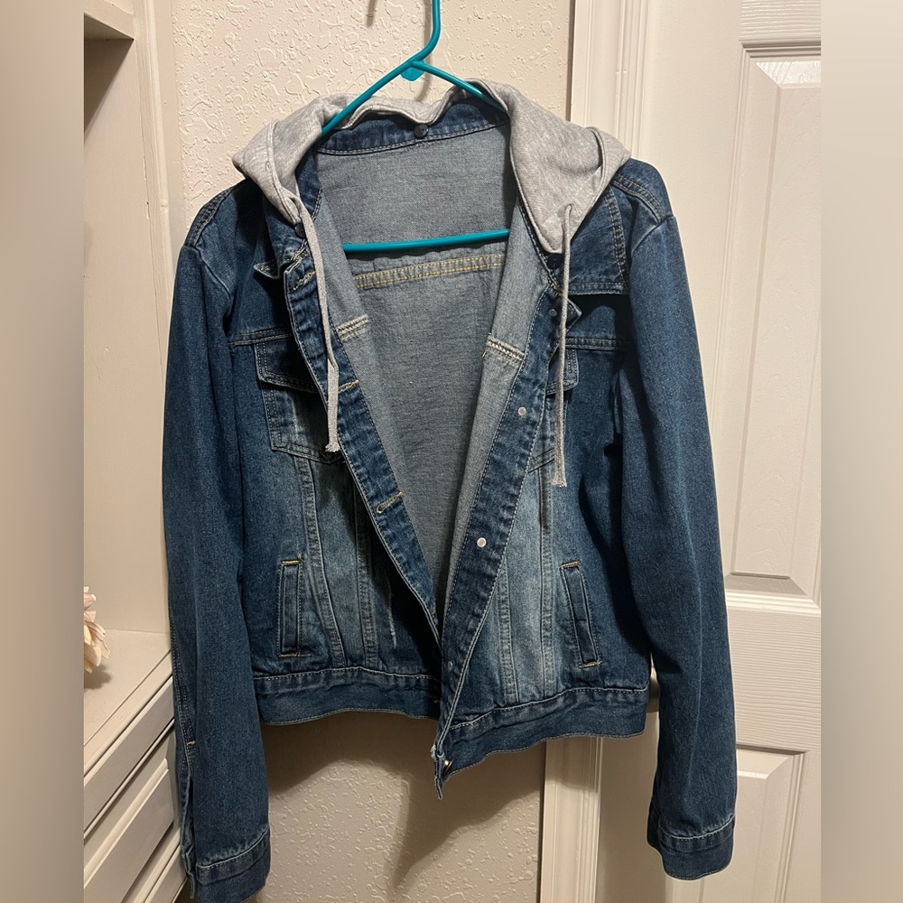 Jean jacket with detachable hood